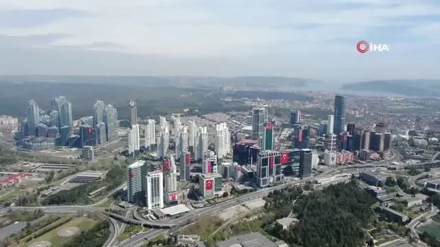 23 Nisan'da gökdelenler Türk bayraklarıyla donatıldı 23 Nisan'da gökdelenler Türk bayraklarıyla donatıldı