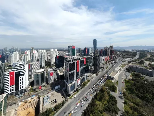 23 Nisan'da gökdelenler Türk bayraklarıyla donatıldı 23 Nisan'da gökdelenler Türk bayraklarıyla donatıldı