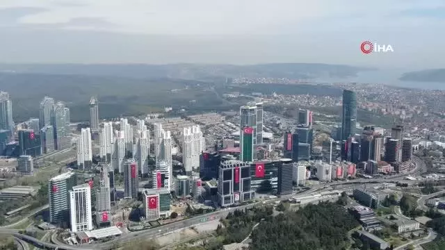 23 Nisan'da gökdelenler Türk bayraklarıyla donatıldı 23 Nisan'da gökdelenler Türk bayraklarıyla donatıldı