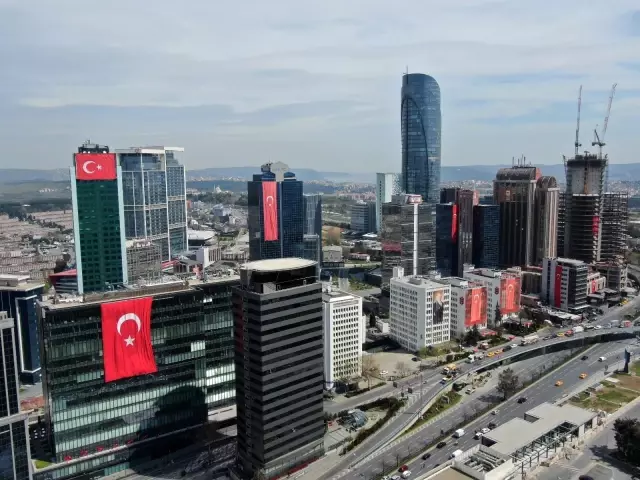 23 Nisan'da gökdelenler Türk bayraklarıyla donatıldı 23 Nisan'da gökdelenler Türk bayraklarıyla donatıldı