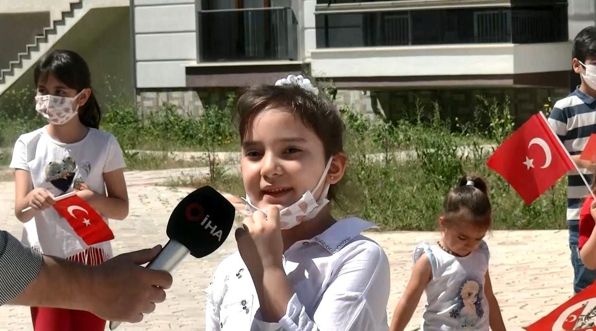 23 Nisan'ı balkonlarda kutladılar