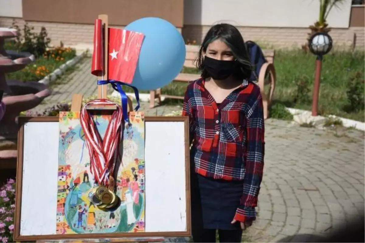 23 Nisan için logo tasarlayan Simay'a AK Parti'den ziyaret