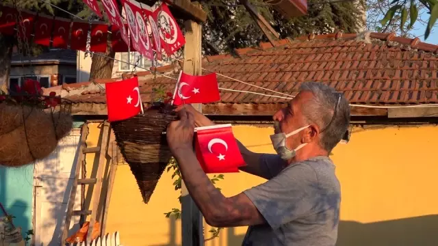 Adnan öğretmen, öğrencilerini bekliyor Adnan öğretmen, öğrencilerini bekliyor