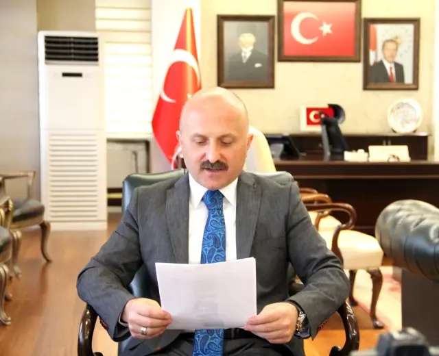 Ağrı Valisi Varol, çocuklar için masal okudu Ağrı Valisi Varol, çocuklar için masal okudu