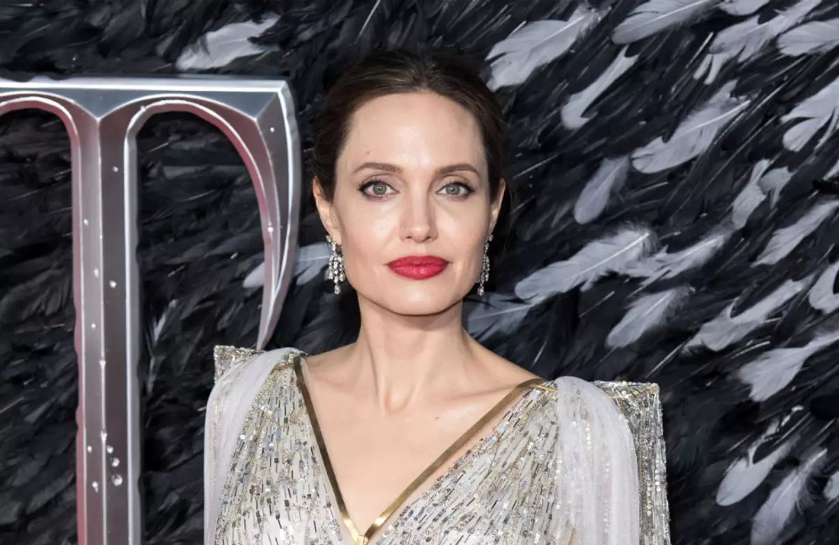 Angelina Jolie çocukları için yönetmenliği bıraktı