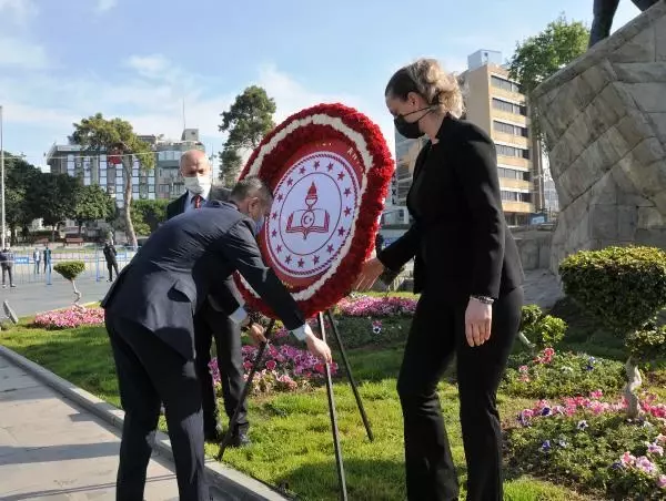 Antalya'da koronavirüs tedbirli 23 Nisan töreni Antalya'da koronavirüs tedbirli 23 Nisan töreni