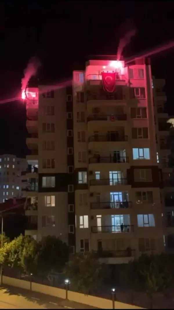 Antalya sokaklarında 23 Nisan coşkusu; balkonlardan izlediler (2) Antalya sokaklarında 23 Nisan coşkusu; balkonlardan izlediler (2)