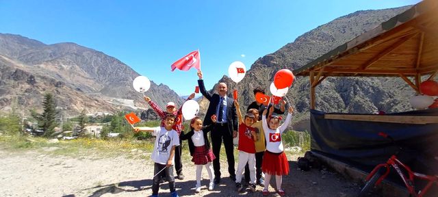 Artvin'de 23 Nisan konvoyu oluşturuldu, şiir ve marşlarla çocuklara sürpriz yapıldı Artvin'de 23 Nisan konvoyu oluşturuldu, şiir ve marşlarla çocuklara sürpriz yapıldı