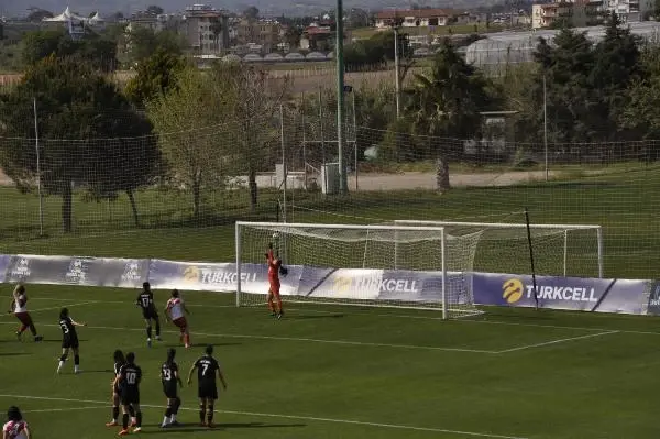 Ataşehir Belediyespor ve Adana İdmanyurdu kadın futbol takımları çeyrek finalde Ataşehir Belediyespor ve Adana İdmanyurdu kadın futbol takımları çeyrek finalde
