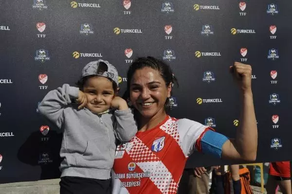 Ataşehir Belediyespor ve Adana İdmanyurdu kadın futbol takımları çeyrek finalde Ataşehir Belediyespor ve Adana İdmanyurdu kadın futbol takımları çeyrek finalde