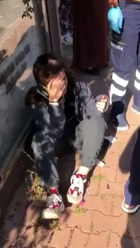 ATV sürücüsü park halindeki araca çarpıp camından içeri girdi ATV sürücüsü park halindeki araca çarpıp camından içeri girdi