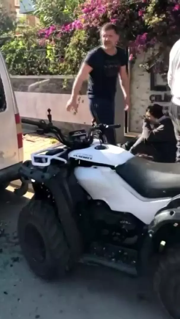 ATV sürücüsü park halindeki araca çarpıp camından içeri girdi ATV sürücüsü park halindeki araca çarpıp camından içeri girdi