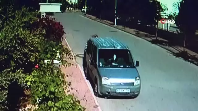ATV sürücüsü park halindeki araca çarpıp camından içeri böyle girdi ATV sürücüsü park halindeki araca çarpıp camından içeri böyle girdi