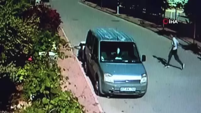 ATV sürücüsü park halindeki araca çarpıp camından içeri böyle girdi ATV sürücüsü park halindeki araca çarpıp camından içeri böyle girdi