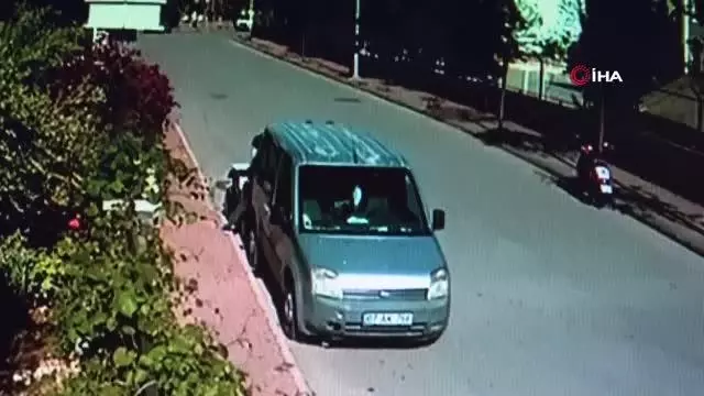 ATV sürücüsü park halindeki araca çarpıp camından içeri böyle girdi ATV sürücüsü park halindeki araca çarpıp camından içeri böyle girdi