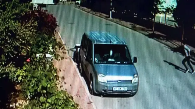 ATV sürücüsü park halindeki araca çarpıp camından içeri girdi ATV sürücüsü park halindeki araca çarpıp camından içeri girdi