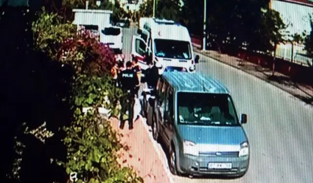 ATV sürücüsü park halindeki araca çarpıp camından içeri girdi ATV sürücüsü park halindeki araca çarpıp camından içeri girdi