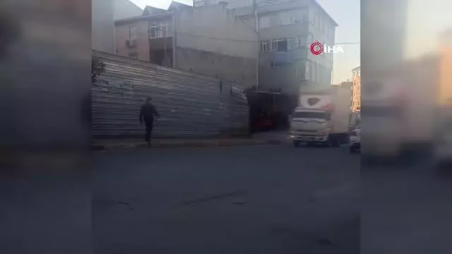Son dakika haberi! Avcılar'da asker uğurlama konvoyunda kamyondan silahla hava ateş açtılar Son dakika haberi! Avcılar'da asker uğurlama konvoyunda kamyondan silahla hava ateş açtılar