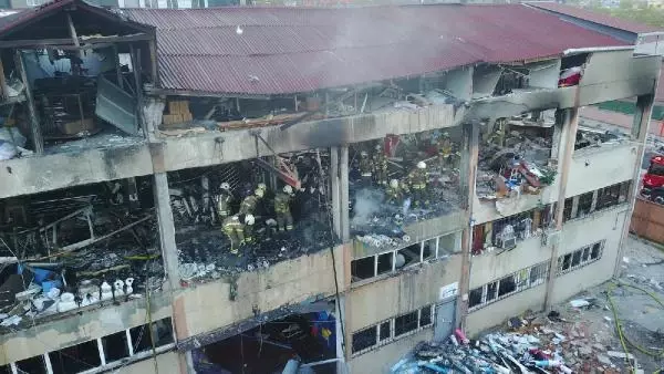 Bağcılar'da bir iş yerinde meydana gelen patlama ortalığı savaş alanına çevirdi Bağcılar'da bir iş yerinde meydana gelen patlama ortalığı savaş alanına çevirdi