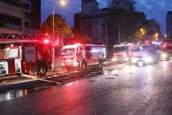 Bağcılar'da bir iş yerinde meydana gelen patlama ortalığı savaş alanına çevirdi Bağcılar'da bir iş yerinde meydana gelen patlama ortalığı savaş alanına çevirdi