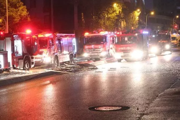 Bağcılar'da bir iş yerinde meydana gelen patlama ortalığı savaş alanına çevirdi Bağcılar'da bir iş yerinde meydana gelen patlama ortalığı savaş alanına çevirdi