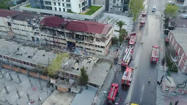 Bağcılar'da bir iş yerinde meydana gelen patlama ortalığı savaş alanına çevirdi Bağcılar'da bir iş yerinde meydana gelen patlama ortalığı savaş alanına çevirdi