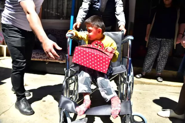 Başkan Kaya, yürüme güçlüğü çeken Rüya'yı sevindirdi Başkan Kaya, yürüme güçlüğü çeken Rüya'yı sevindirdi