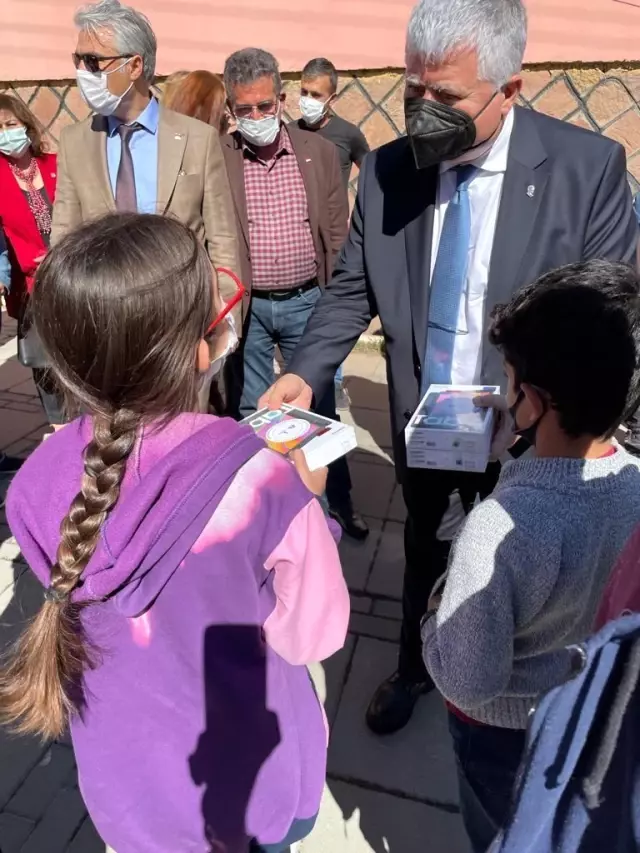 Başkan Soyer'den Bingöllü çocuklara 23 Nisan hediyesi Başkan Soyer'den Bingöllü çocuklara 23 Nisan hediyesi