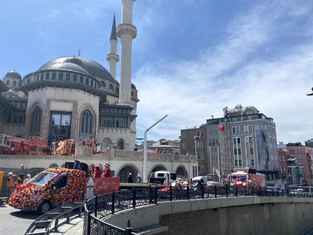 Beyoğlu'nda '23 Nisan Otobüsü' ile bayram coşkusu