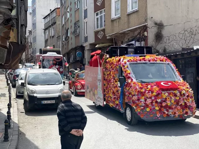 Beyoğlu'nda '23 Nisan Otobüsü' ile bayram coşkusu