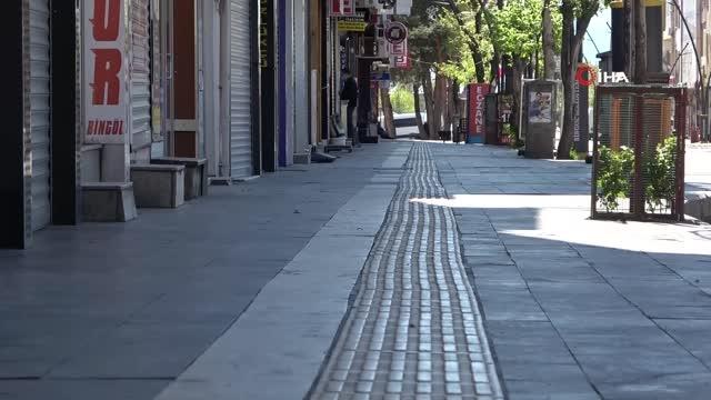 Bingöl'de 23 Nisan çelenk sunma programı ile kutlandı Bingöl'de 23 Nisan çelenk sunma programı ile kutlandı