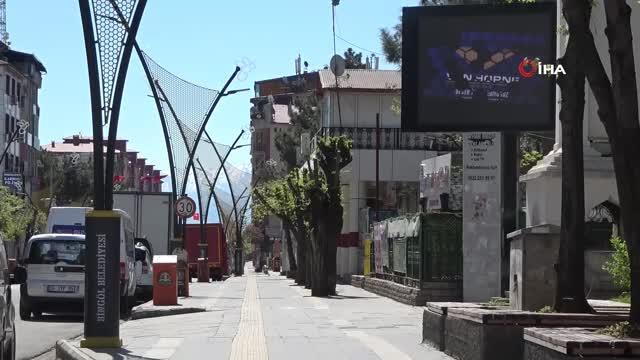 Bingöl'de 23 Nisan çelenk sunma programı ile kutlandı Bingöl'de 23 Nisan çelenk sunma programı ile kutlandı