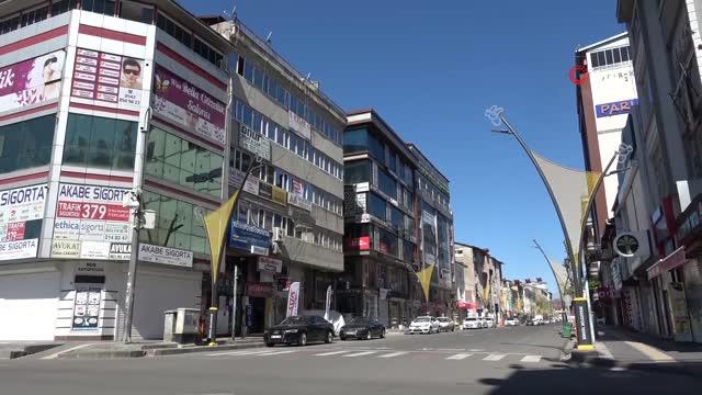Bingöl'de 23 Nisan çelenk sunma programı ile kutlandı Bingöl'de 23 Nisan çelenk sunma programı ile kutlandı