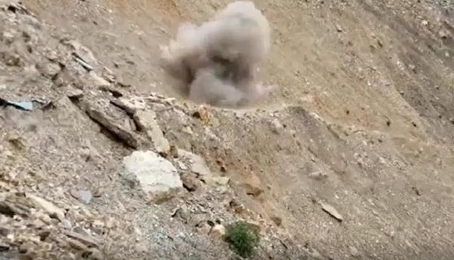 Bitlis'te teröristlere ait el bombası ve EYP düzenekleri bulundu Bitlis'te teröristlere ait el bombası ve EYP düzenekleri bulundu