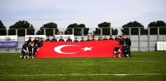 23 Nisan Ulusal Egemenlik Ve Çocuk Bayramı: Bursasporlu futbolcular dev Türk Bayrağı açtı 23 Nisan Ulusal Egemenlik Ve Çocuk Bayramı: Bursasporlu futbolcular dev Türk Bayrağı açtı
