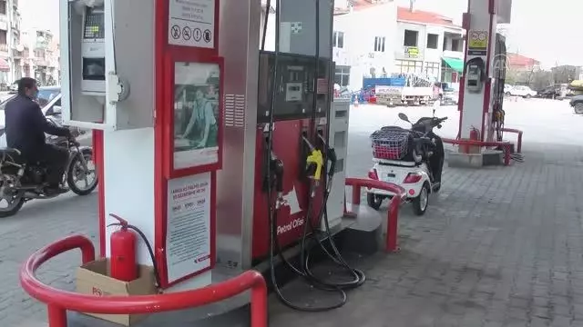 ÇANAKKALE - Kepçe operatörü 2 araç ve akaryakıt istasyonuna zarar verdi ÇANAKKALE - Kepçe operatörü 2 araç ve akaryakıt istasyonuna zarar verdi