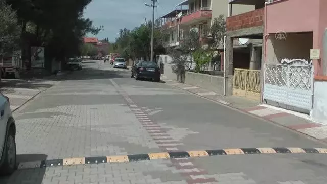 ÇANAKKALE - Kepçe operatörü 2 araç ve akaryakıt istasyonuna zarar verdi ÇANAKKALE - Kepçe operatörü 2 araç ve akaryakıt istasyonuna zarar verdi