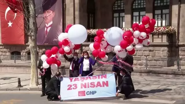 CHP'li TBMM Milli Eğitim Komisyonu üyeleri, Birinci Meclis önünde gökyüzüne balon bıraktı CHP'li TBMM Milli Eğitim Komisyonu üyeleri, Birinci Meclis önünde gökyüzüne balon bıraktı