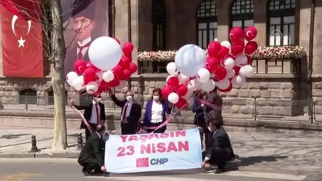 CHP'li TBMM Milli Eğitim Komisyonu üyeleri, Birinci Meclis önünde gökyüzüne balon bıraktı CHP'li TBMM Milli Eğitim Komisyonu üyeleri, Birinci Meclis önünde gökyüzüne balon bıraktı