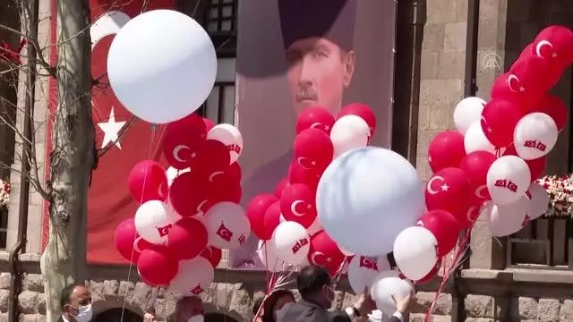 CHP'li TBMM Milli Eğitim Komisyonu üyeleri, Birinci Meclis önünde gökyüzüne balon bıraktı CHP'li TBMM Milli Eğitim Komisyonu üyeleri, Birinci Meclis önünde gökyüzüne balon bıraktı