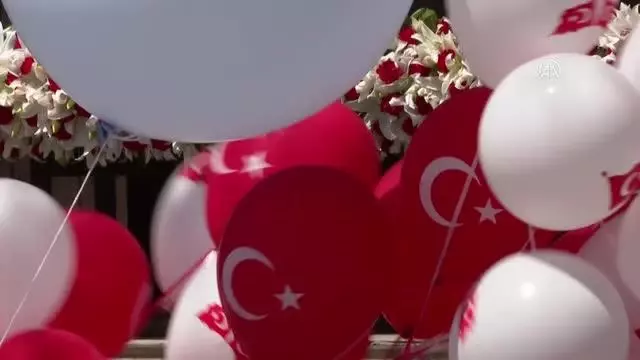 CHP'li TBMM Milli Eğitim Komisyonu üyeleri, Birinci Meclis önünde gökyüzüne balon bıraktı CHP'li TBMM Milli Eğitim Komisyonu üyeleri, Birinci Meclis önünde gökyüzüne balon bıraktı