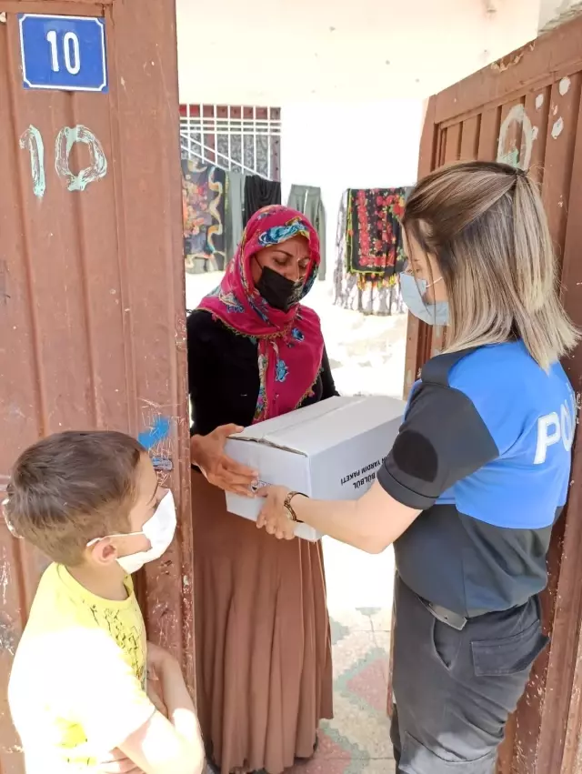 Cizre polisinden ihtiyaç sahibi ailelere gıda yardımı