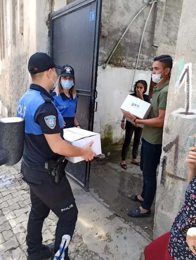 Cizre polisinden ihtiyaç sahibi ailelere gıda yardımı