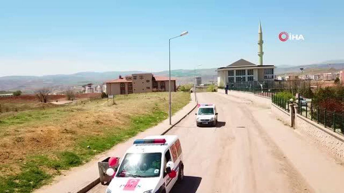 Çocuklar sesi duyunca pencerelere koştu