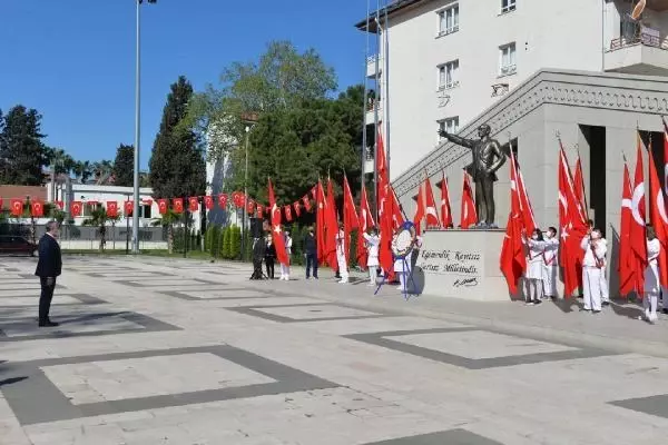 Çukurova'da 23 Nisan, törenlerle kutlandı Çukurova'da 23 Nisan, törenlerle kutlandı