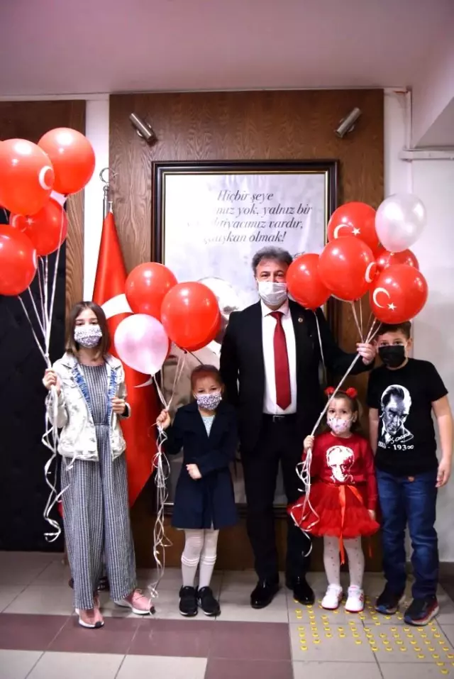 İzmir depreminin mucize bebeği Ayda, Bornova'da başkanlık koltuğuna oturdu İzmir depreminin mucize bebeği Ayda, Bornova'da başkanlık koltuğuna oturdu
