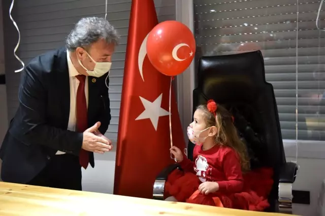 İzmir depreminin mucize bebeği Ayda, Bornova'da başkanlık koltuğuna oturdu İzmir depreminin mucize bebeği Ayda, Bornova'da başkanlık koltuğuna oturdu