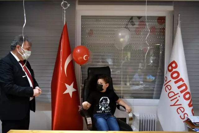 İzmir depreminin mucize bebeği Ayda, Bornova'da başkanlık koltuğuna oturdu İzmir depreminin mucize bebeği Ayda, Bornova'da başkanlık koltuğuna oturdu
