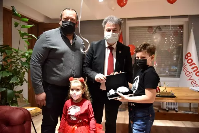 İzmir depreminin mucize bebeği Ayda, Bornova'da başkanlık koltuğuna oturdu İzmir depreminin mucize bebeği Ayda, Bornova'da başkanlık koltuğuna oturdu