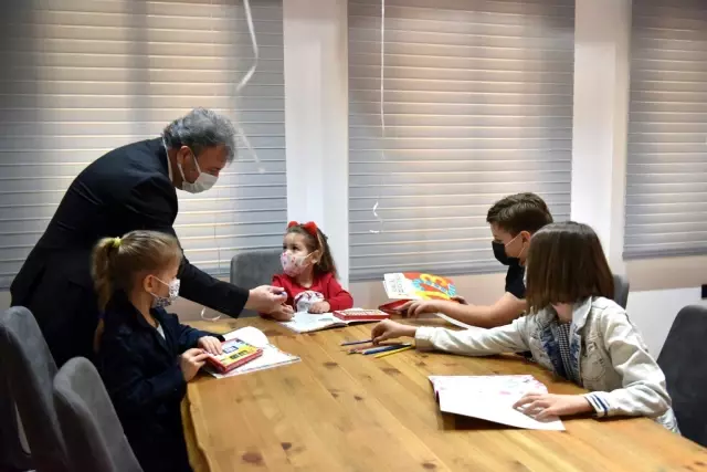 İzmir depreminin mucize bebeği Ayda, Bornova'da başkanlık koltuğuna oturdu İzmir depreminin mucize bebeği Ayda, Bornova'da başkanlık koltuğuna oturdu